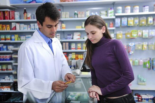 Egy nő gyógyszereket vásárol a helminthiasis kezelésére
